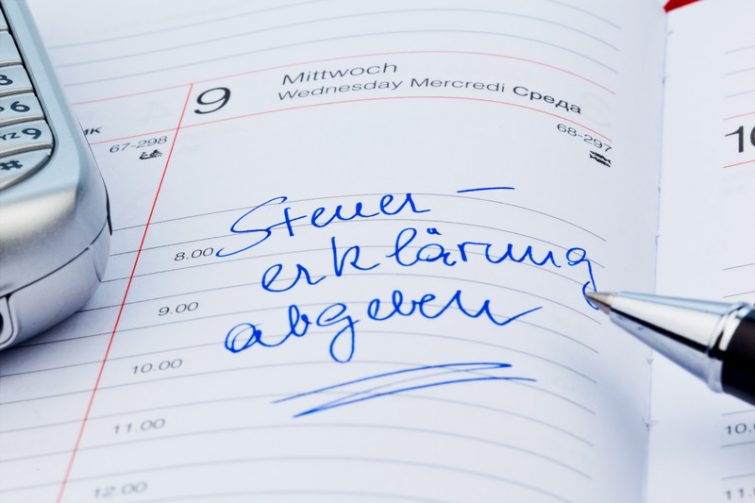 Umzugskosten absetzen – Steuererklärung mit Taschenrechner und Belegen