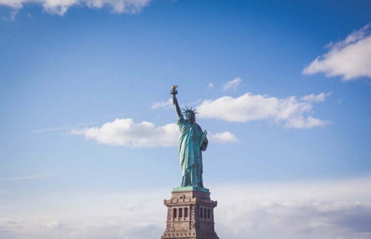 Freiheitsstatue in New York – Symbol für den Neuanfang beim Umzug in die Vereinigten Staaten aus Deutschland.