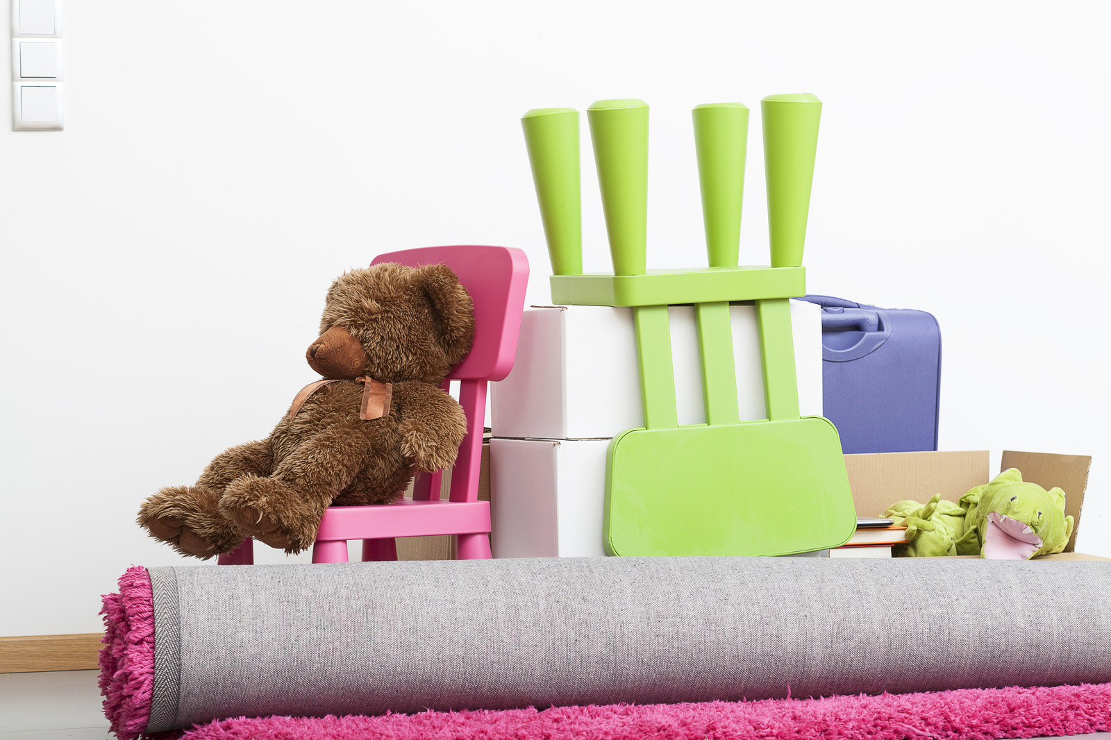 Kindermöbel und Teddybär für das Kinderzimmer