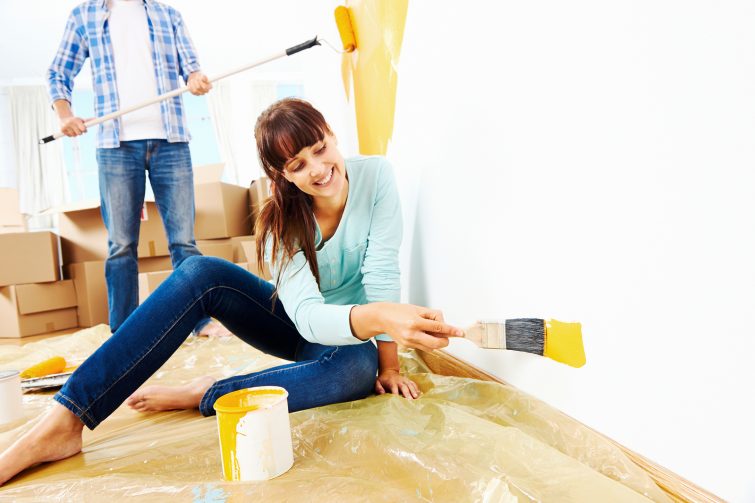 Renovierung planen – Paar streicht Wand