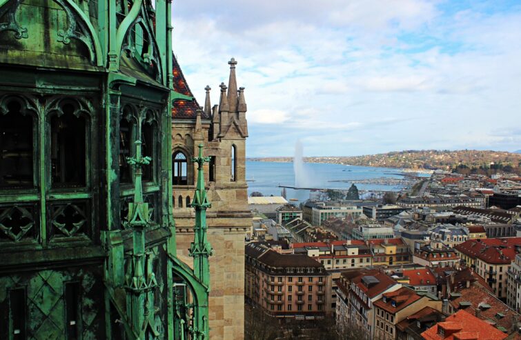 Entdecken Sie den atemberaubenden Blick auf Genf, Schweiz, von einem historischen Gebäude aus. Diese einzigartige Perspektive zeigt die berühmte Wasserfontäne im Genfersee, umgeben von der malerischen Altstadt und der lebendigen Stadtlandschaft. Ideal für Liebhaber von Architektur und urbaner Schönheit