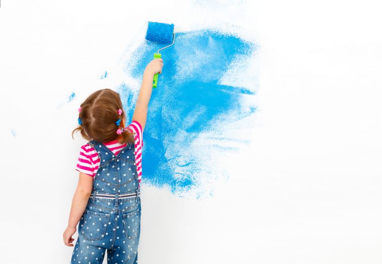 Kinderzimmer einrichten nach dem Umzug – Kinder spielen im neuen Zimmer