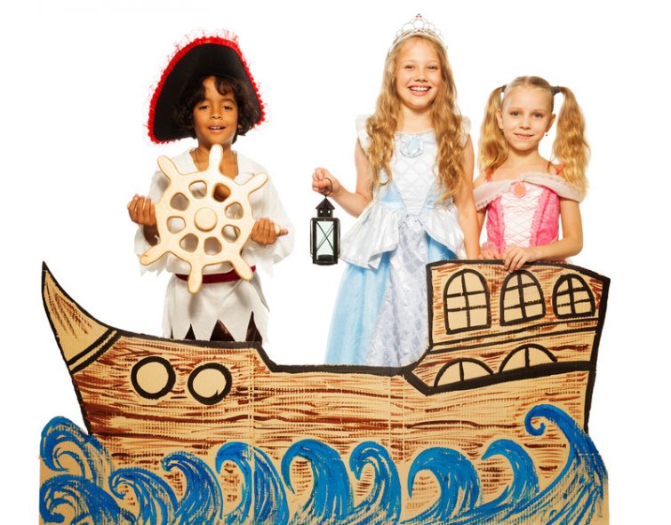 Piratenschiff aus Umzugskartons basteln – Kinder auf hoher See