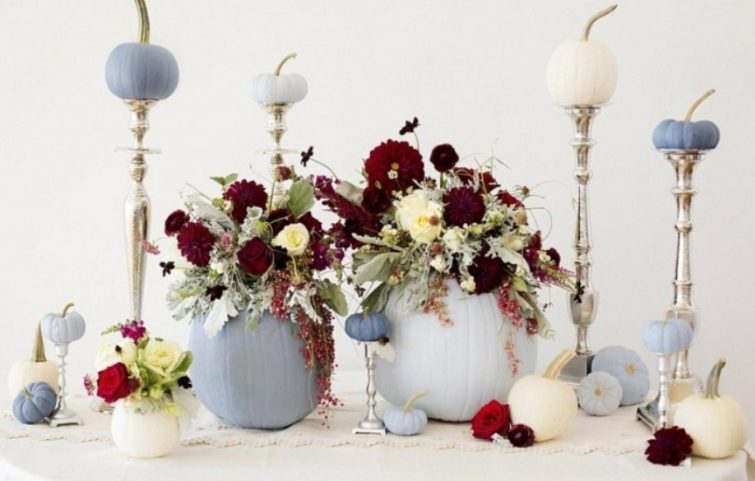 Blumengestecke-selber-machen-weiß-blau-Kürbis-Kerzenhalter
