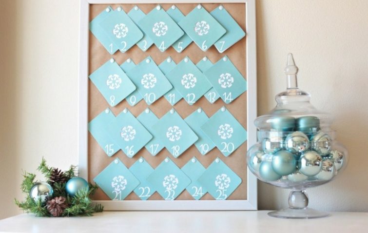 adventskalender-aus-papier-hellblau-botschaften-gutschein-idee-silber-kugeln