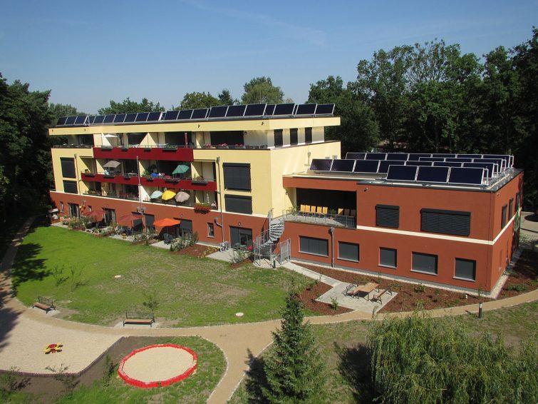 1200px-20140719-0958_xl_sonnenhaus-wbg-aufbau.de-strausberg7026 (1)